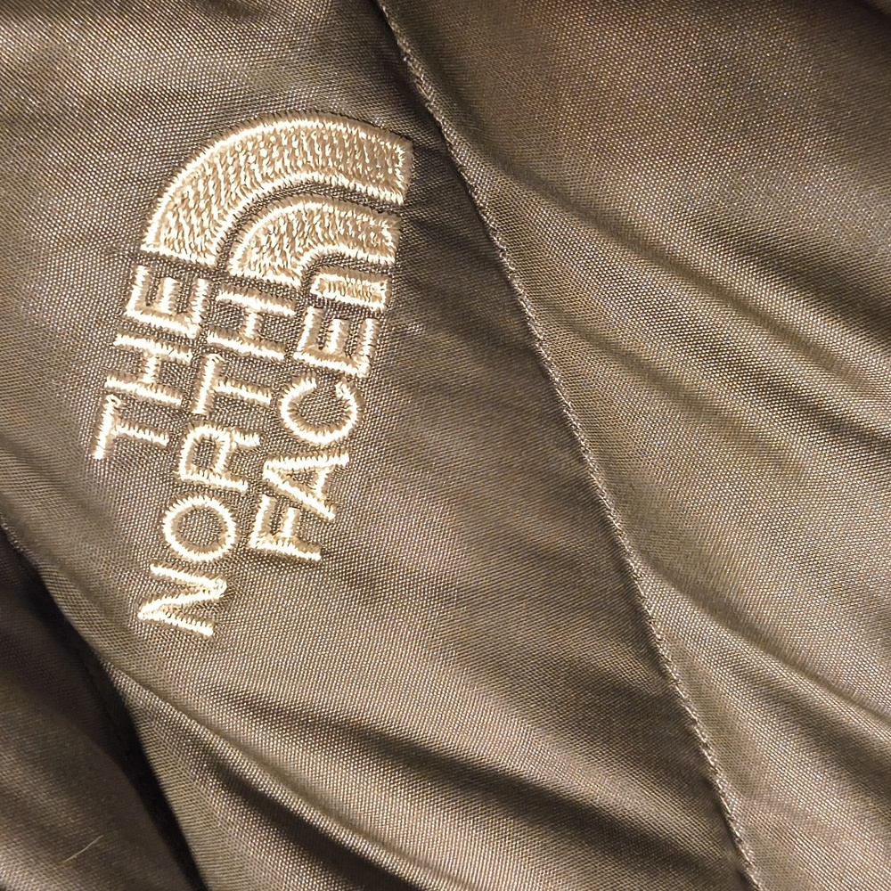 Yep Yep. So Sexy Silver THE NORTH FACE 550 Down Best Vest! - Picture 6 of 7